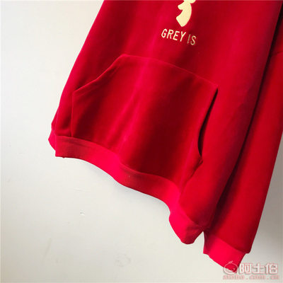 2017潮牌字母卫衣 金丝绒连帽衫的百搭魅力与显瘦秘诀